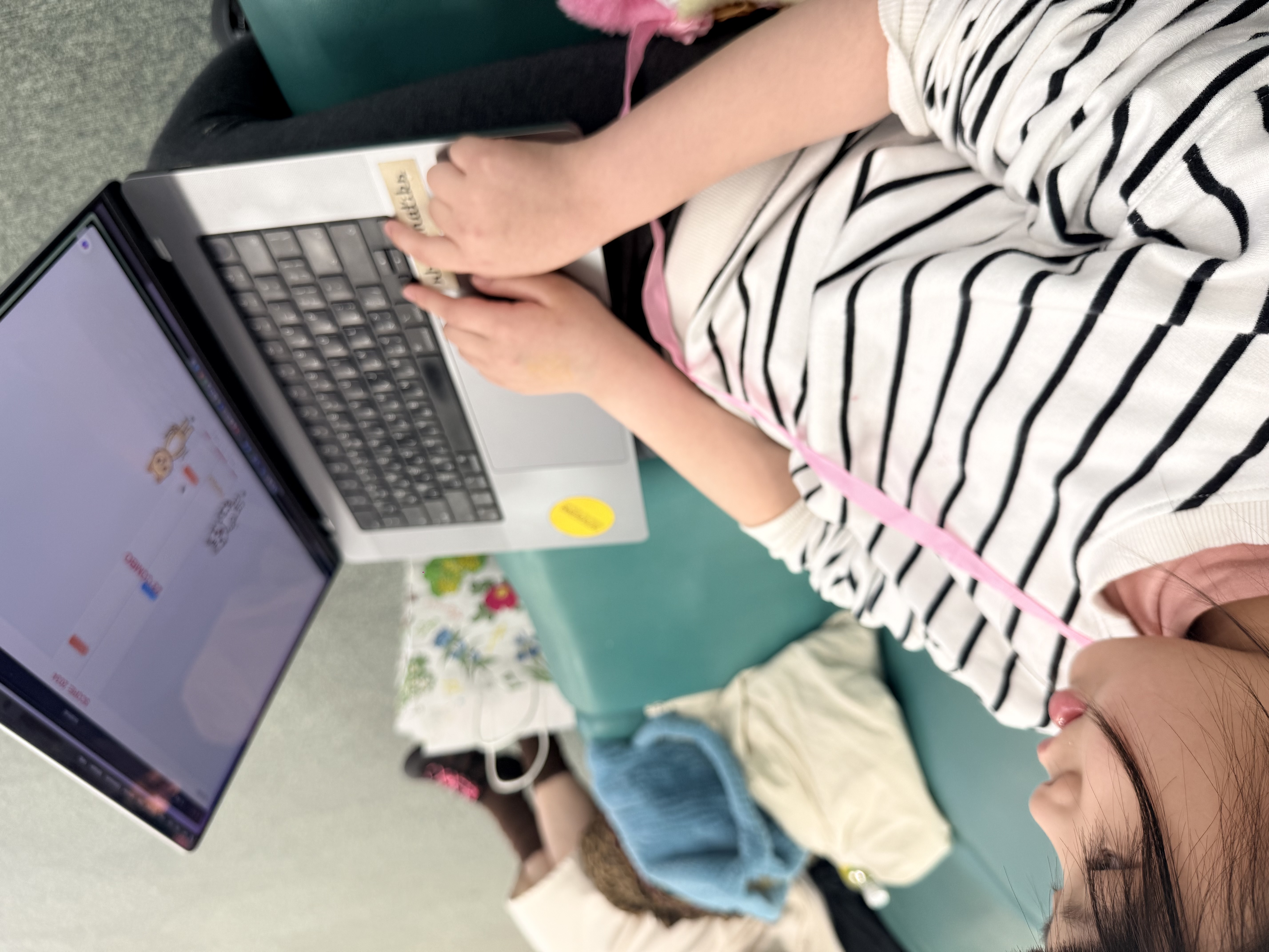 Celia 在機場試玩喵狗節奏大師